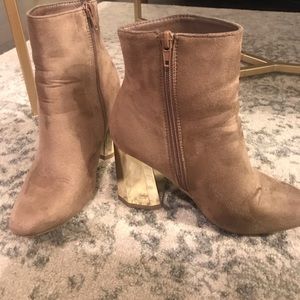 Beige booties with a Block heel 👢